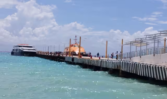 Las navieras anuncian suspensión temporal de cruces hacia Cozumel por la llegada del ciclón tropical Nueve.
