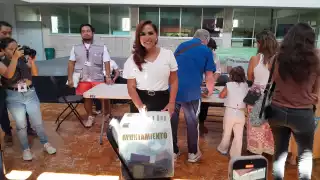 Mara Lezama y Ana Paty Peralta arribaron a las  casillas de votaciones para ejercer su voto