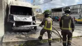 Incendio en una bodega en la región 102, moviliza al cuerpo de bomberos de Cancún 