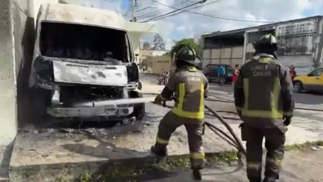 Bomberos actuaron de forma inmediata para evitar que casas cercanas se vieran afectadas