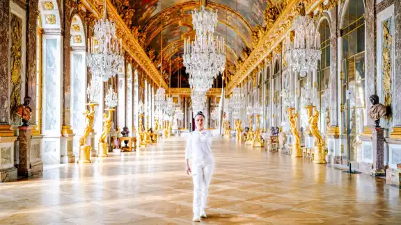 Salma Hayek recibe la Antorcha Olímpica en el Palacio de Versalles Salma Hayek recibe la Antorcha Olímpica en el Palacio de Versalles