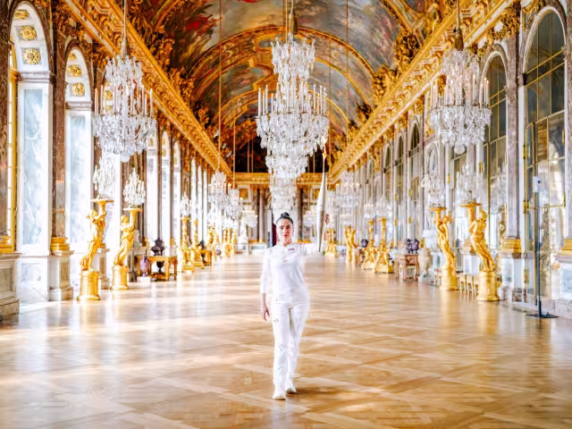 Salma Hayek recibe la Antorcha Olímpica en el Palacio de Versalles