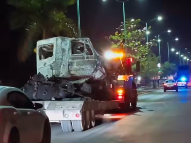 El choque ocurrió durante la madrugada del sábado contra un tráiler