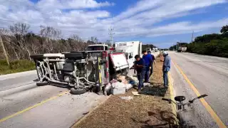 Estalla neumático y provoca volcadura en la carretera Playa del Carmen-Tulum