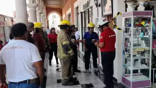 Explosión por cortocircuito en restaurante moviliza cuerpos de emergencia