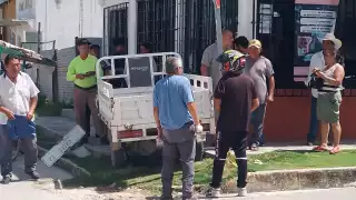Motocarro choca camioneta en Candelaria y huye: casi atropella a la dueña
