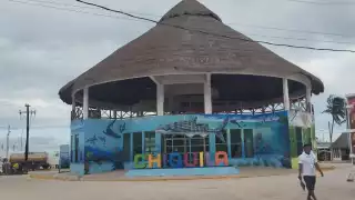 Parador turístico se incendia por corto circuito en Lázaro Cárdenas