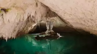 Cielo, agua y selva en un solo lugar: Este es el cenote subterráneo a solo 10 minutos del centro de Tulum