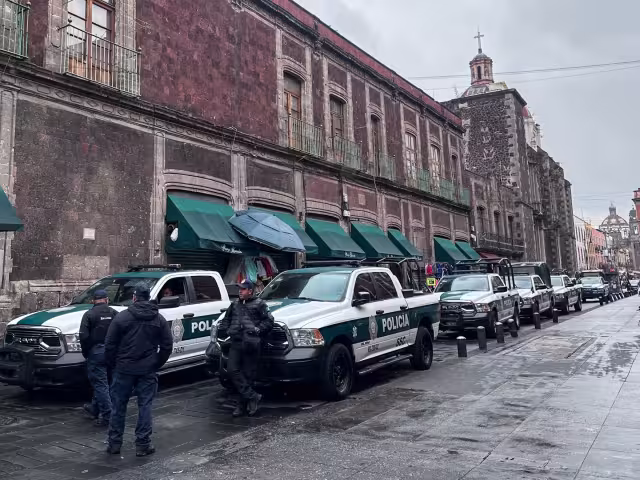 El perimetro del zócalo permanece cerrado