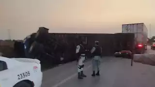 Vuleca tractocamión en la carretera Escárcega–Villahermosa: Guardia Nacional impide rapiña