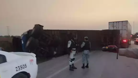 Un tractocamión se volcó cerca de Chumpán en la carretera federal Escárcega - Villahermosa