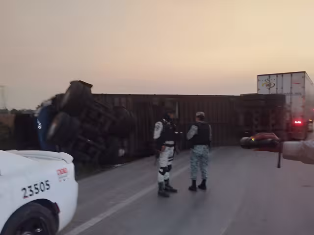 Un tractocamión se volcó cerca de Chumpán en la carretera federal Escárcega - Villahermosa