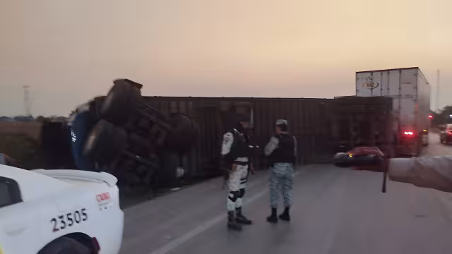 Un tractocamión se volcó cerca de Chumpán en la carretera federal Escárcega - Villahermosa