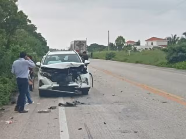 Un accidente múltiple en el tramo Champotón hacia Sabancuy dejó dos personas lesionadas y daños materiales