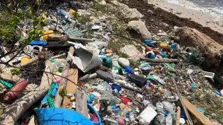 Reportan recale de basura en playas de Mahahual