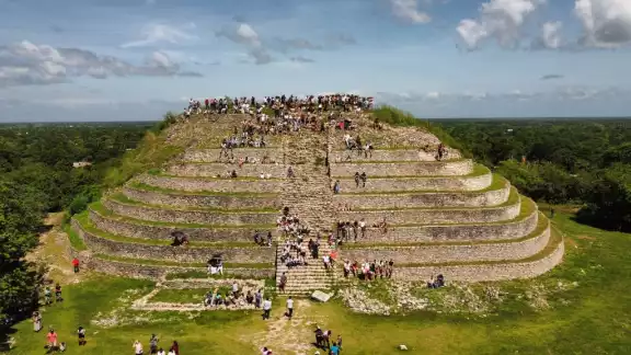Desde la cima de la pirámide Kinich Kak Moo se tiene una vista incomparable Desde la cima de la pirámide Kinich Kak Moo se tiene una vista incomparable