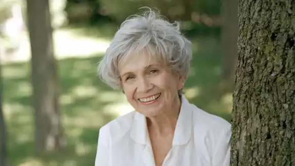 Alice Munro publicó en 1968 su libro debut, la aclamada colección de cuentos "Danza de las sombras"