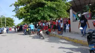 Seduc acuerda reinstalación de director en primaria tomada por padres en Escárcega   