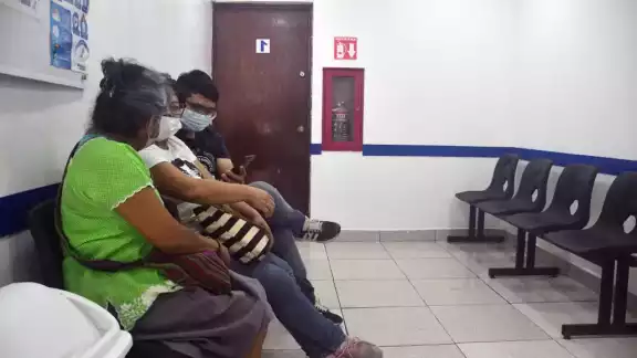 Niños y adultos mayores son más propensos a sufrir de vómito y diarrea por comer alimentos en mal estado; los consultorios particulares registran más pacientes de lo usual.