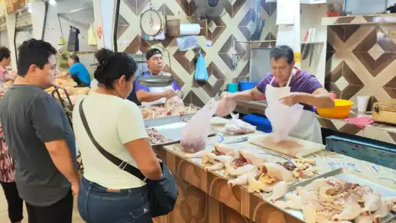 Las personas compran lo básico, huevos y frijoles, lamenta la dirigente del Sindicato de Aves de Corral, Rosa del Sagrario Campos, y culpa de la situación a PEMEX. Las personas compran lo básico, huevos y frijoles, lamenta la dirigente del Sindicato de Aves de Corral, Rosa del Sagrario Campos, y culpa de la situación a PEMEX.