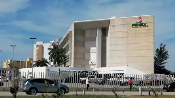 Las agrupaciones de hombres de negocios de la Isla advierten que la petrolera apenas ha saldado la mitad de lo que adeuda y sólo unos cuantos han sido beneficiados.