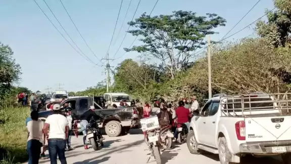Tras la protesta de los habitantes de Peje Lagarto, se acordó rehabilitar la carretera estatal que conecta a la comunidad. Tras la protesta de los habitantes de Peje Lagarto, se acordó rehabilitar la carretera estatal que conecta a la comunidad.
