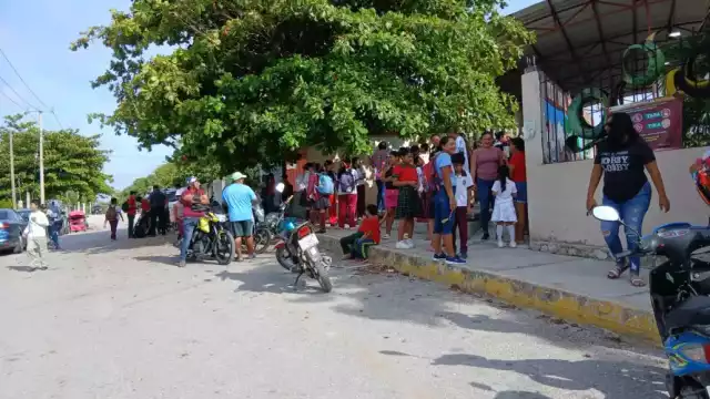 La Seduc estableció diálogo con padres de familia que tenían tomada la primaria Juan Escutia en Escárcega.