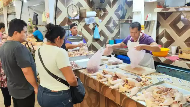 Las personas compran lo básico, huevos y frijoles, lamenta la dirigente del Sindicato de Aves de Corral, Rosa del Sagrario Campos, y culpa de la situación a PEMEX.