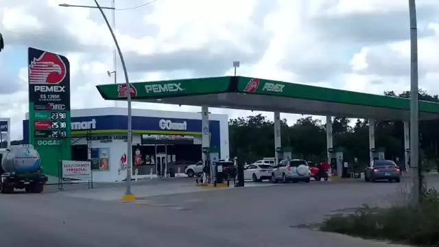 Varias estaciones de servicio en Chetumal registraron intermitencias en el suministro de gasolina Magna por retrasos de Pemex.