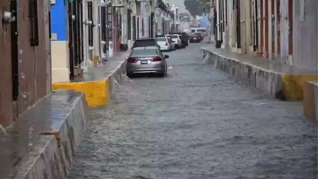 Onda tropical 16 provoca lluvias este martes en Campeche.