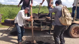 Campesinos y menonitas de Hopelchén iniciaron trabajos de bacheo por su propia cuenta ante la omisión de las autoridades.