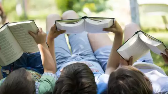 Leer en familia ayuda a estar tranquilo Leer en familia ayuda a estar tranquilo