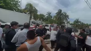 Continúan conflictos entre taxistas y Ubers en Cancún