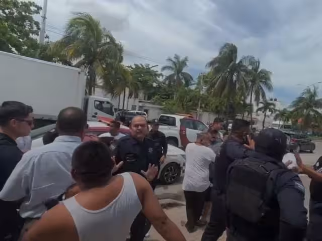Continúan conflictos entre taxistas y Ubers en Cancún