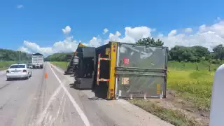 Vuelca tractocamión con frutas y verduras en la carretera Isla Aguada–Sabancuy; chofer se durmió