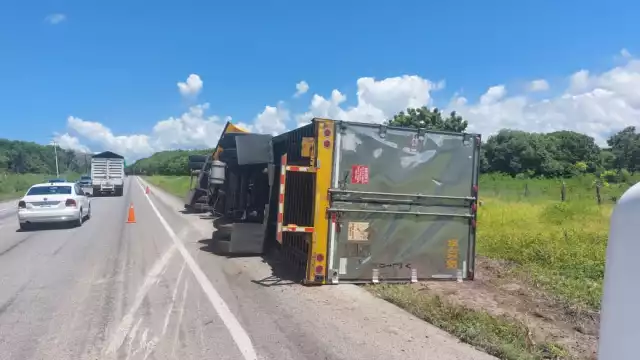 Volcadura de tractocamión ocurrió en el kilómetro 72 de la carretera Isla Aguada–Sabancuy.