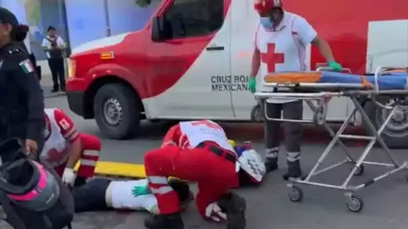 Un camión de transporte de personal de la empresa Lipu arrolló a un joven motociclista en la colonia Villas del Sol, en Playa del Carmen. Un camión de transporte de personal de la empresa Lipu arrolló a un joven motociclista en la colonia Villas del Sol, en Playa del Carmen.