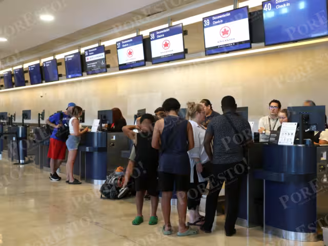 La empresa enfrenta las exigencias de 10 mil auxiliares de cabina, afectando a más de 130 mil pasajeros al día. La compañía ofrece hospedaje y reubicación a los afectados.