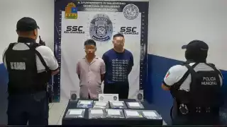 Detienen a dos jóvenes por posesión de  129 dosis de presuntos narcóticos en Playa del Carmen