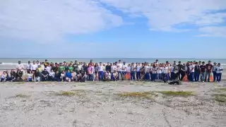 Los estudiantes de la escuela preparatoria se reunieron.