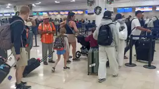 Turistas mencionaron que la documentación es muy lenta, además creen que se les cuestiona de cosas innecesarias y repetitivas, tanto de ida como de vuelta.