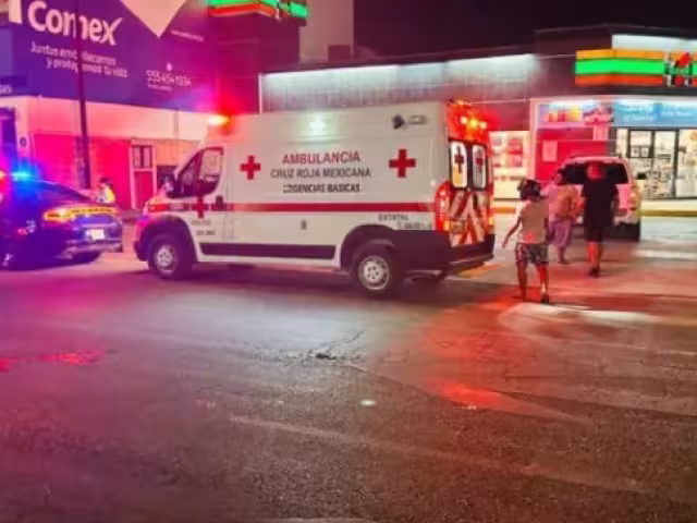 Motociclista se derrapa por un charco de aceite en Playa del Carmen