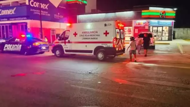 Motociclista se derrapa por un charco de aceite en Playa del Carmen