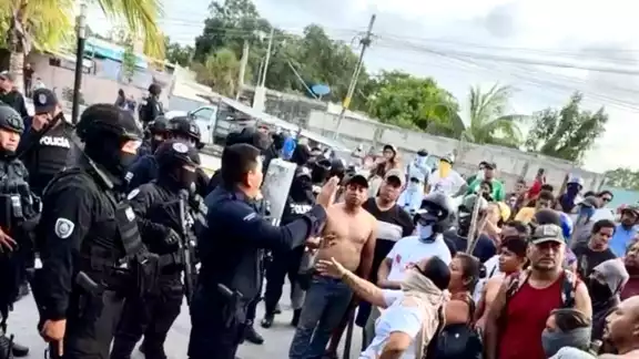 Elementos policiacos llegaron al lugar para controlar la situación.