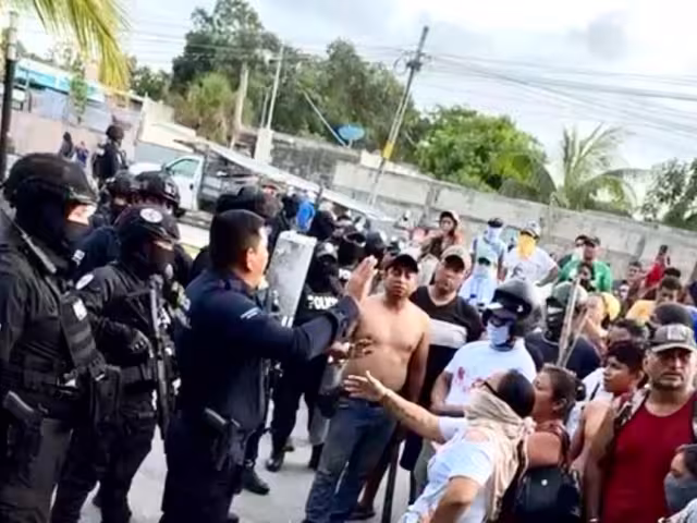 Elementos policiacos llegaron al lugar para controlar la situación.