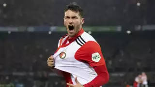 Santi Giménez  presume regalo de Messi