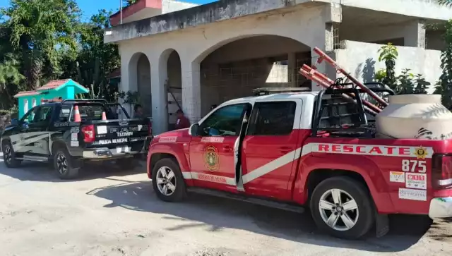 Bomberos de la Ciudad de Reyes salvan una can de nombre Barril que cayó en el interior de una oquedad