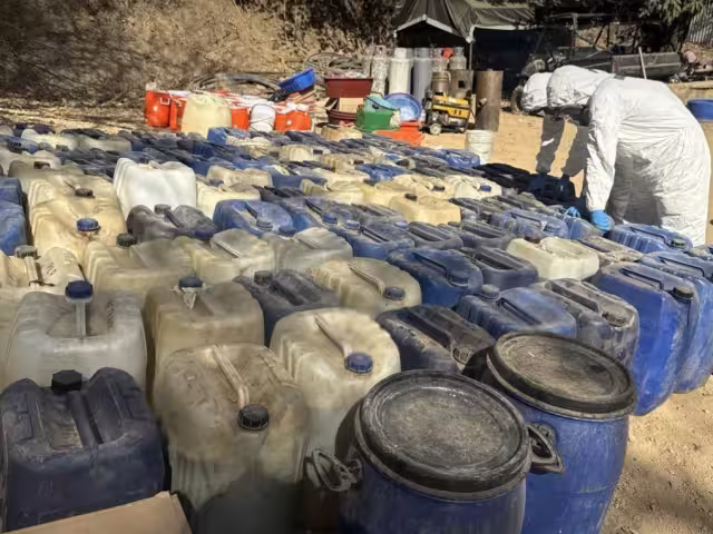 Se aseguraron 11 mil 850 litros y 350 kg de sustancias químicas.