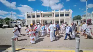 Después del evento por el Día Internacional de las Lenguas Maternas, los docentes comenzaron a manifestarse