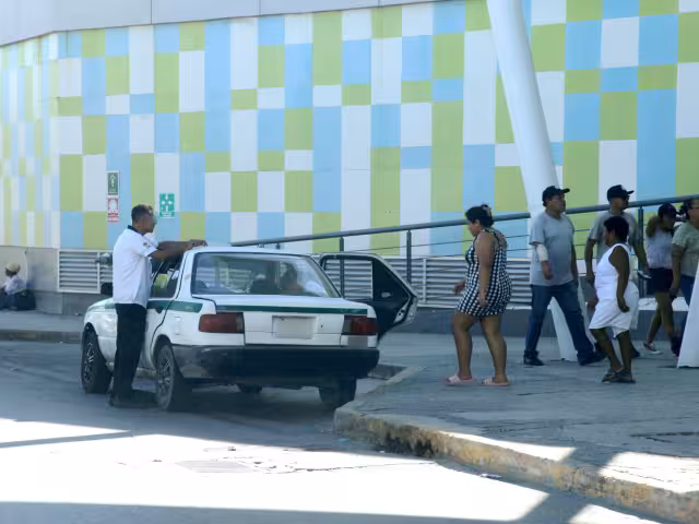 Las mujeres de Cancún deben tomar muchas precauciones al tomar unidades de taxis
